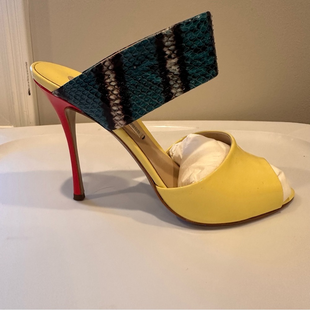 NICHOLAS KIRKWOOD 2013 Butter Yellow & Red Heels w/ Blue & Black Snakeskin Strap - Picture 3 of 14